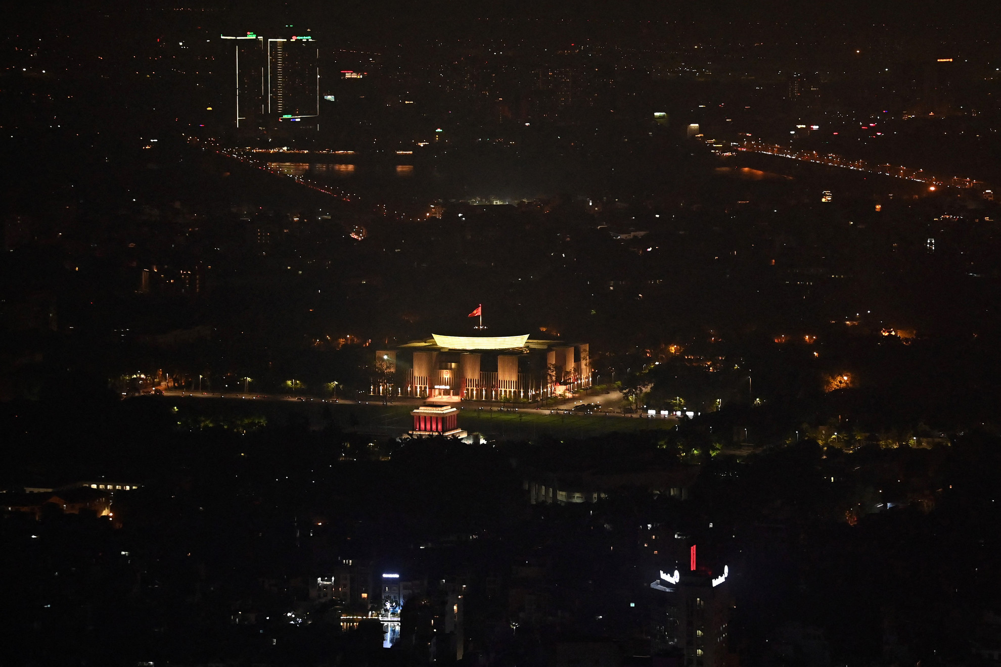 Vietnám fővárosa minden este sötétségbe borul. Így próbálják kímélni a hőségben megnövekedett légkondicionáló használat miatt túlterhelt elektromos hálózatokat. A képen Hanoi központja látható előtérben a Ho Si Minh mauzóleummal, a háttérben a vietnami nemzetgyűléssel 2023. május 30-án.