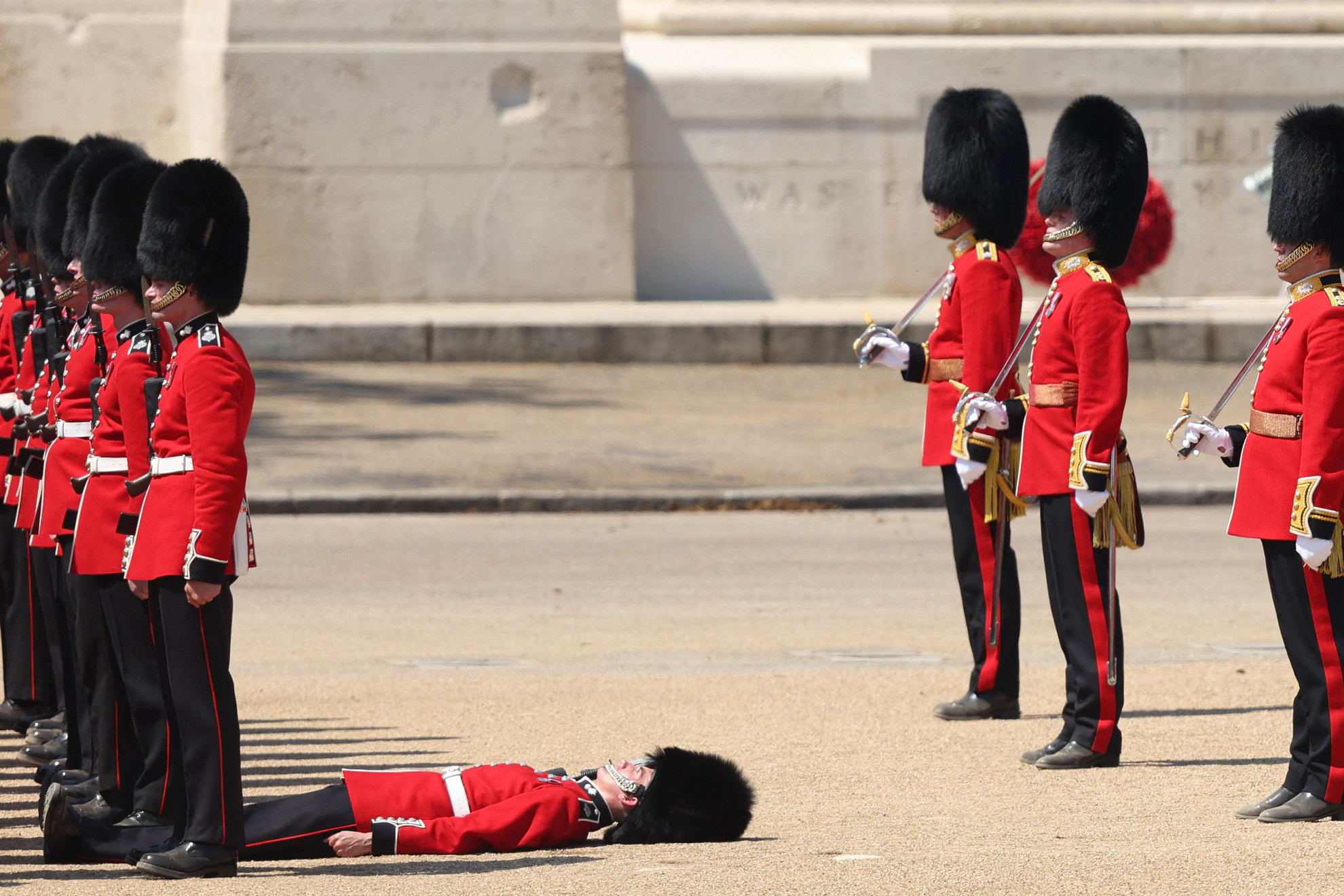 A Grenadier Gárda egyik tagja elájult az ezredesi szemle alatt a londoni Horse Guards Parade-en 2023. június 10-én, a király születésnapi felvonulása előtt. Angliában elrendelték az idei év első hőségriadóját.