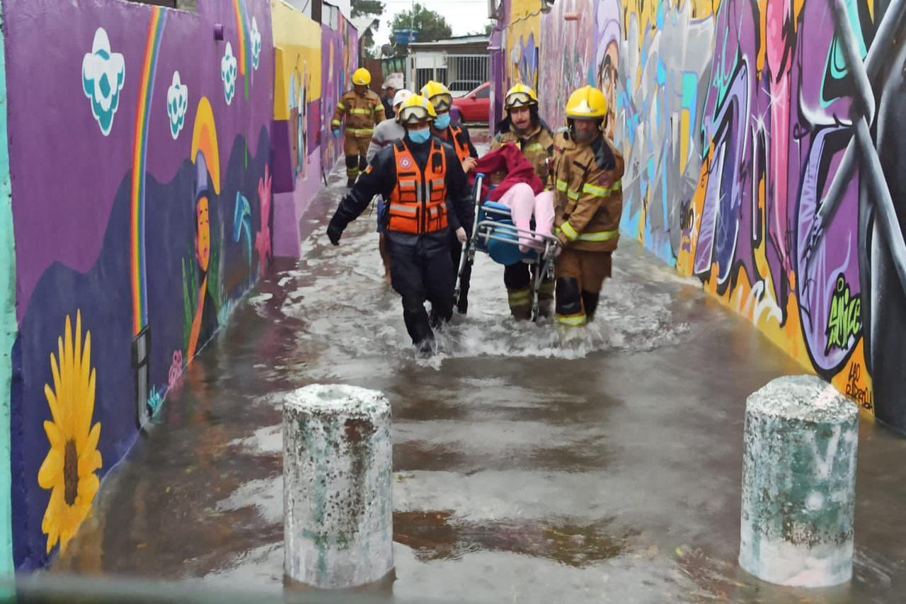Fotó: AFP/Rio Grande Do Sul State Government Tűzoltók mentik a helyi lakosokat egy elárasztott utcában Porto Alegrében, Rio Grande do Sul államban, Brazíliában, 2023. június 16-án. Legalább 11 ember meghalt és 20 eltűnt, miután egy ciklon végigsöpört Brazília déli részén.