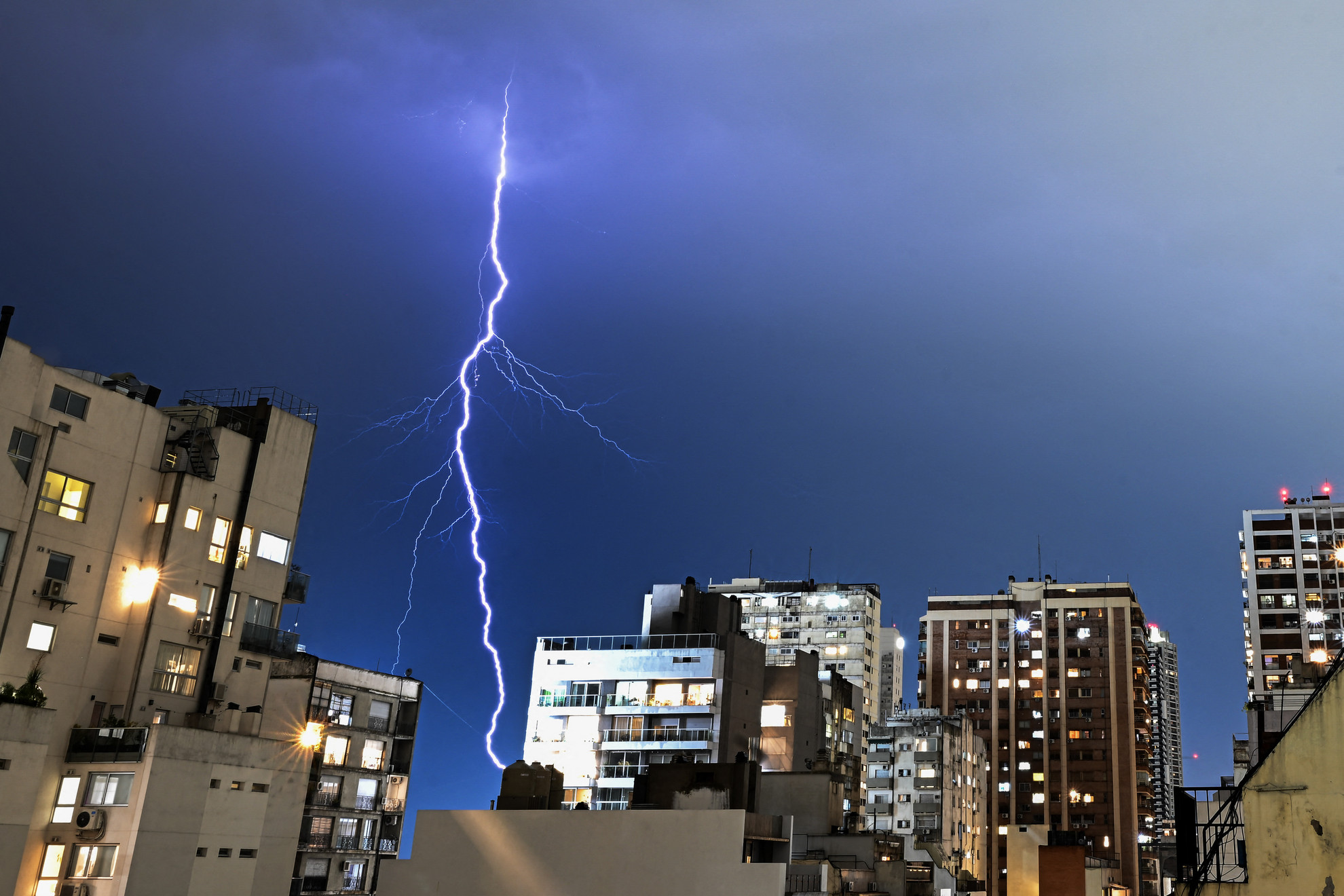 Villám csap le Buenos Aires városára egy vihar során 2023. május 23-án.