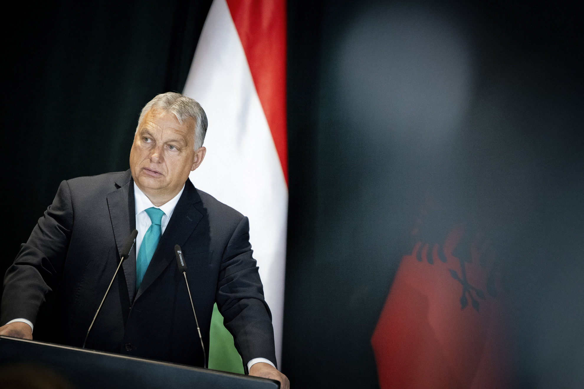 A Miniszterelnöki Sajtóiroda által közreadott képen Orbán Viktor miniszterelnök az Edi Rama albán kormányfővel tárgyalásuk után közösen tartott sajtótájékoztatón Tiranában 2023. június 16-án