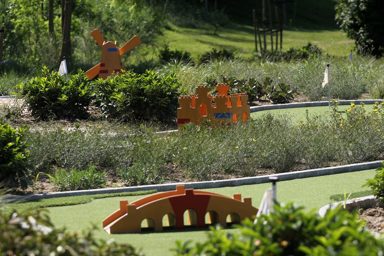 A nyári csomag részeként 60 percre megkapjuk a footgolf vagy a 9 lyukú minigolf pályát is