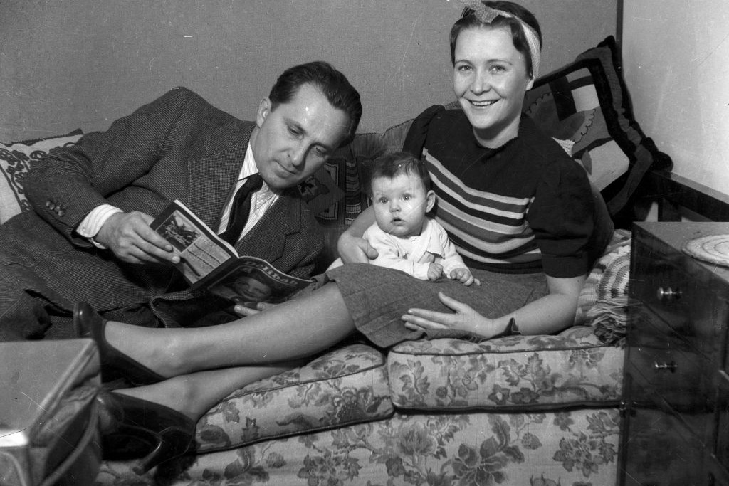 :Práhger kislányával és feleségével 1942-ben