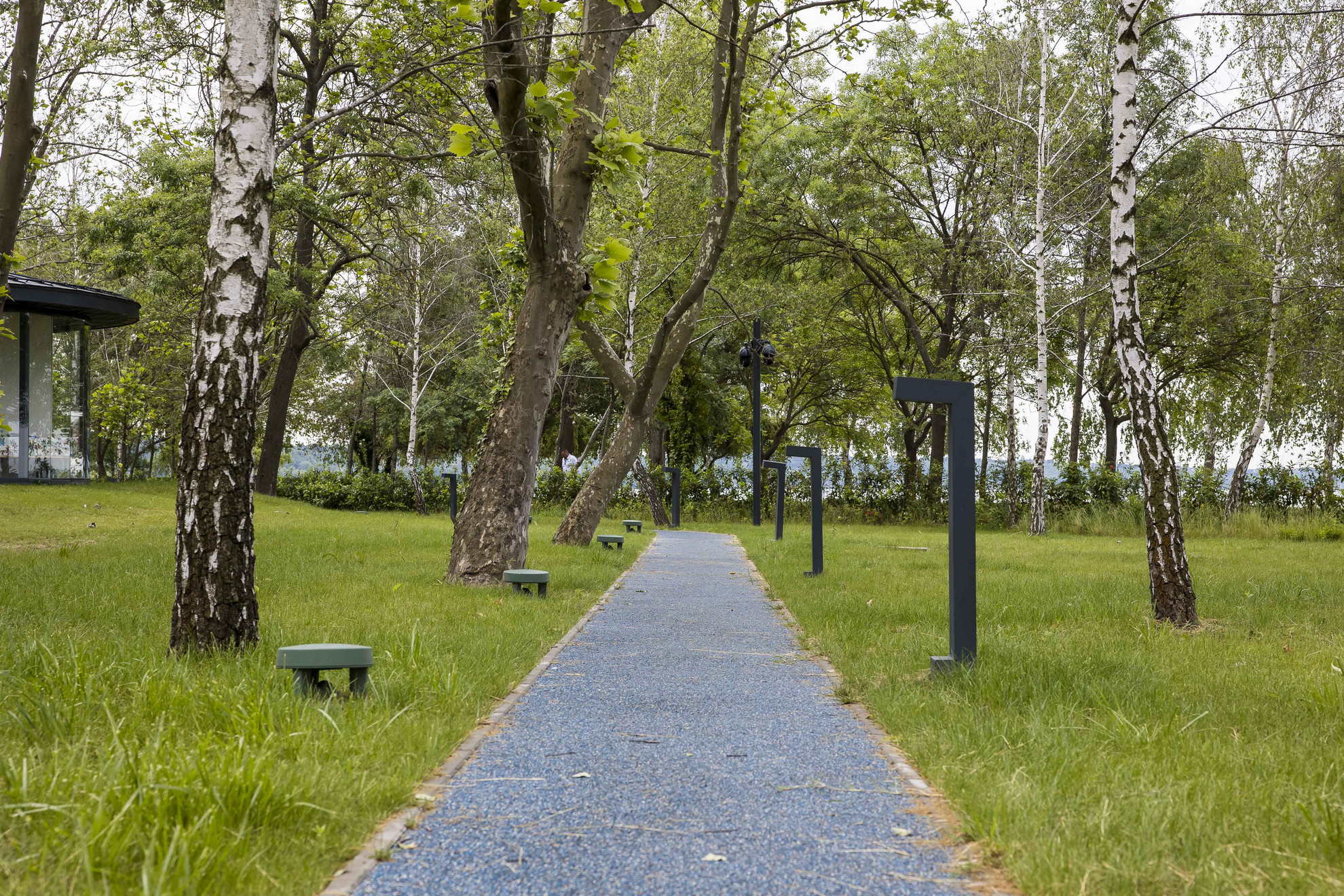 Fotó: MH/Purger Tamás A rendezvényközpont felújítása során a legtöbb idős fa érintetlenül a helyén maradhatott, így a korábbi ligetes park továbbra is árnyékos