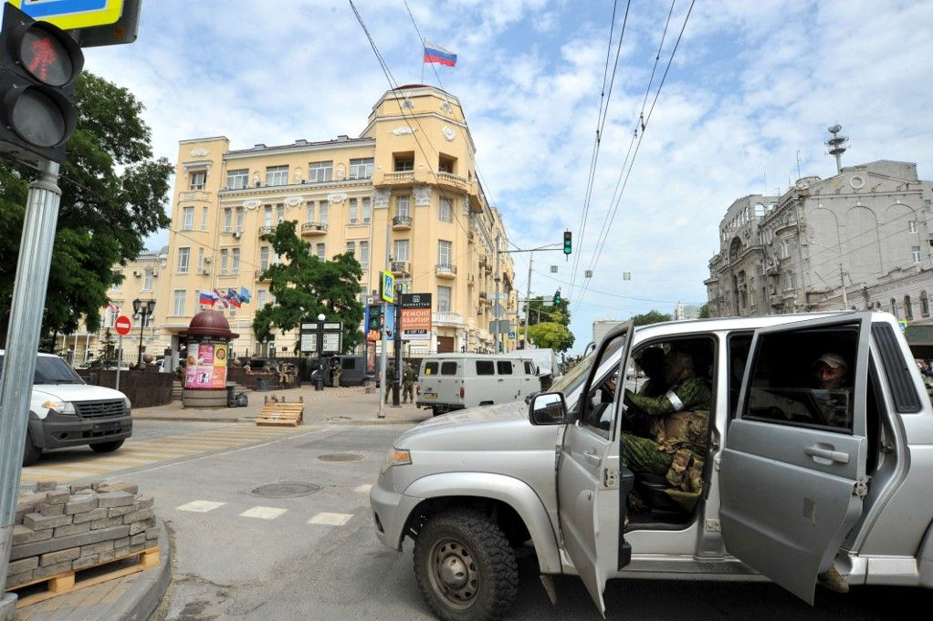 Páncélozott járművek és a Wagner harcosai az utcán, miután a Wagner félkatonai csoport átvette az ellenőrzést Oroszország déli katonai körzetének főhadiszállásán az oroszországi Rosztov na Donban