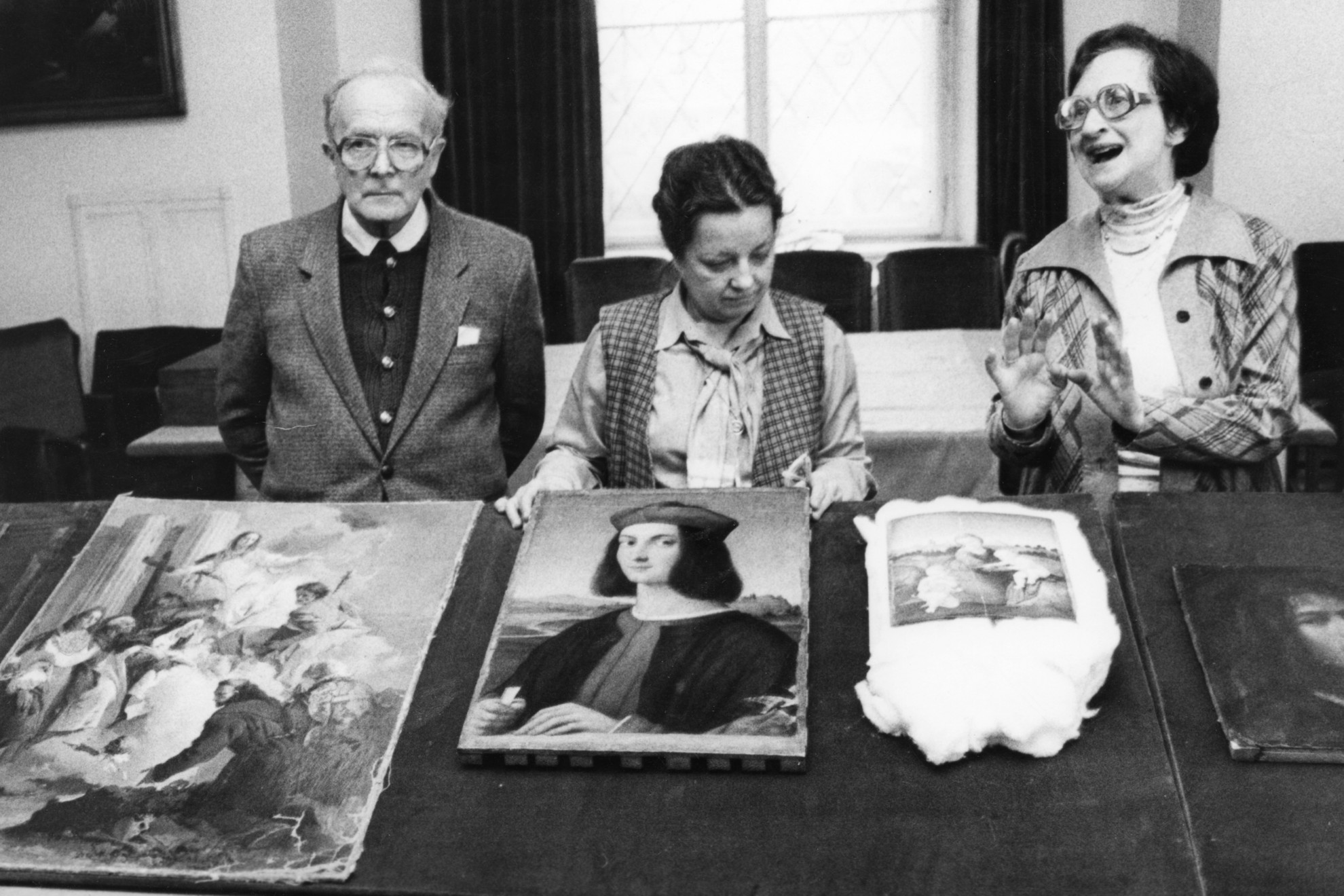 A visszakerült képek bemutatása a Szépművészeti Múzeumban (1984). Jobboldalt Garas Klára főigazgató