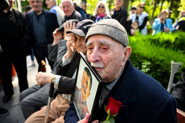 Fotó: Vano SHLAMOV / AFP Ismeretlenek megrongálták Sztálin szobrát Georgiában