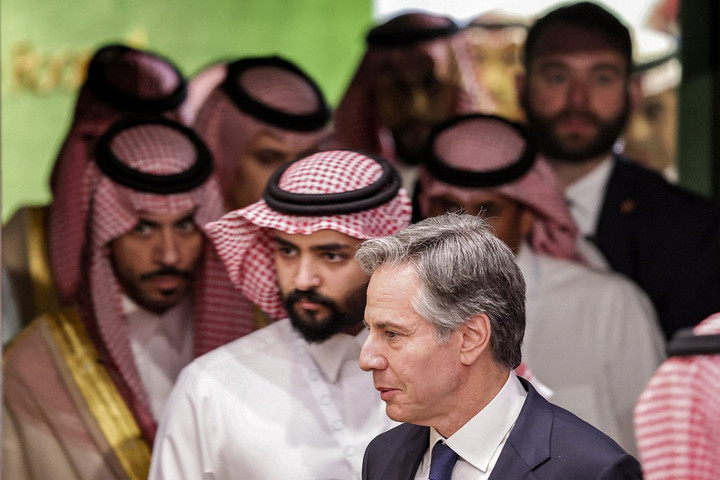 Fotó: AHMED YOSRI / POOL / AFP Izrael és Szaúd-Arábia kapcsolatfelvétele mellett szállt síkra Rijádban az amerikai külügyminiszter