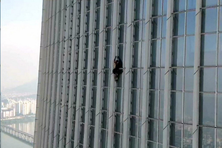 Fotó: Handout / Seoul Metropolitan Fire and Disaster Management Headquarters / AFP Megpróbálta megmászni egy férfi a világ ötödik legmagasabb épületét, őrizetbe vették