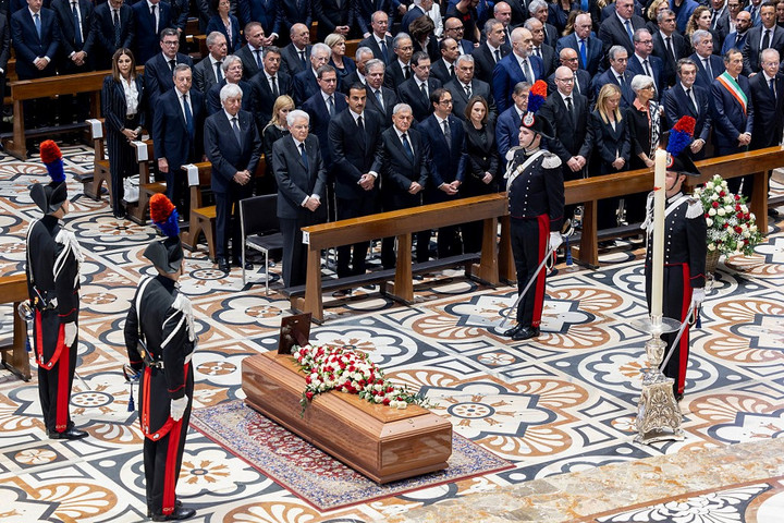 Fotó: AFP / HANDOUT / QUIRINALE PRESS OFFICE Silvio Berlusconi örökre a Villa San Martinoban marad