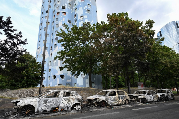 Fotó: AFP/Bertrand Guay Buszt is loptak a Párizst felforgató tüntetők