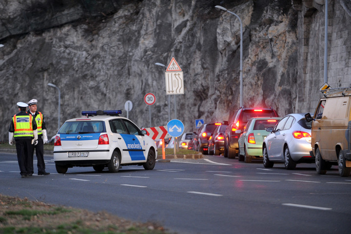 Fotó: ATTILA KISBENEDEK / AFP Útlezárások országszerte