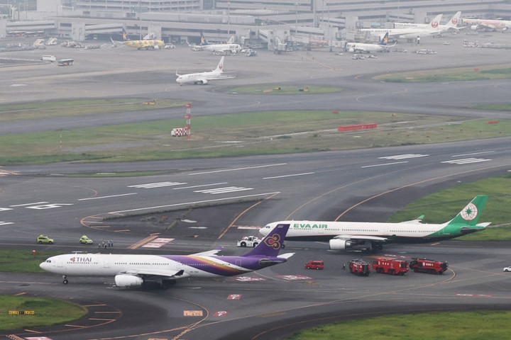 Fotó: KENICHI MATSUDA / YOMIURI / THE YOMIURI SHIMBUN VIA AFP Összeütközött két utasszállító a tokiói Haneda repülőtéren