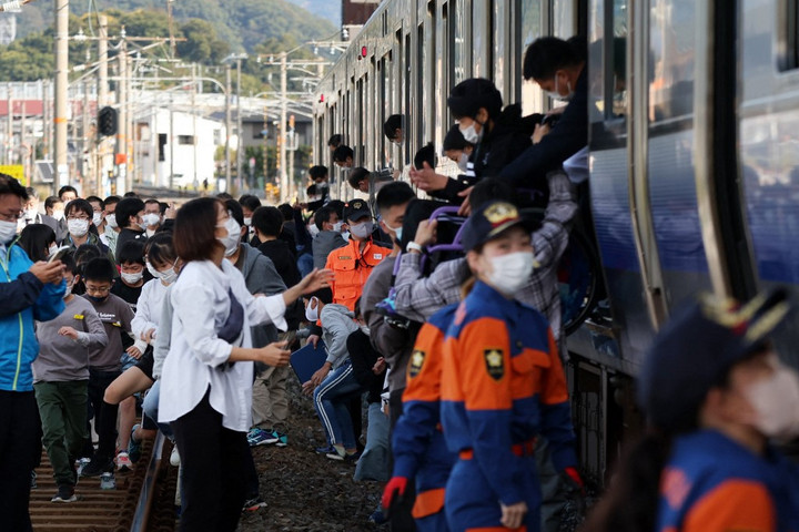Fotó: The Yomiuri Shimbun via AFP/Yomiuri/Kunihiko Miura Katasztrófahelyzetben ingyen ételt és italt kínáló automatákat telepítettek Japánban