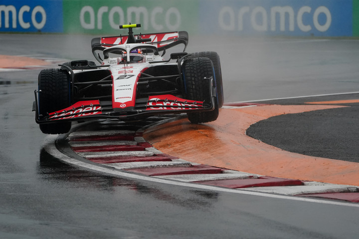 Piros zászló alatti gyorshajtásért háromhelyes rajtbüntetést kapott Nico Hülkenberg
