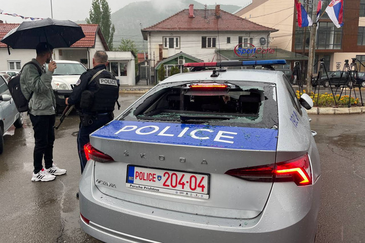 Fotó: Anadolu Agency via AFP/Anadolu Agency /Eren Beksac A koszovói rendőrség járművel hajtott be a tüntetés helyszínére