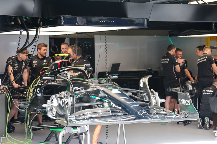 Házhoz ment egy halálos beteg kisfiúhoz a Mercedes F1-es csapata