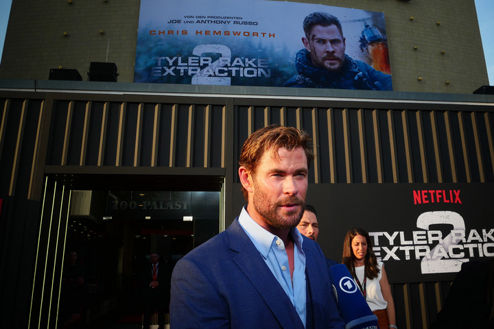A kamerák előtt gyulladt lángra Chris Hemsworth karja + VIDEÓ