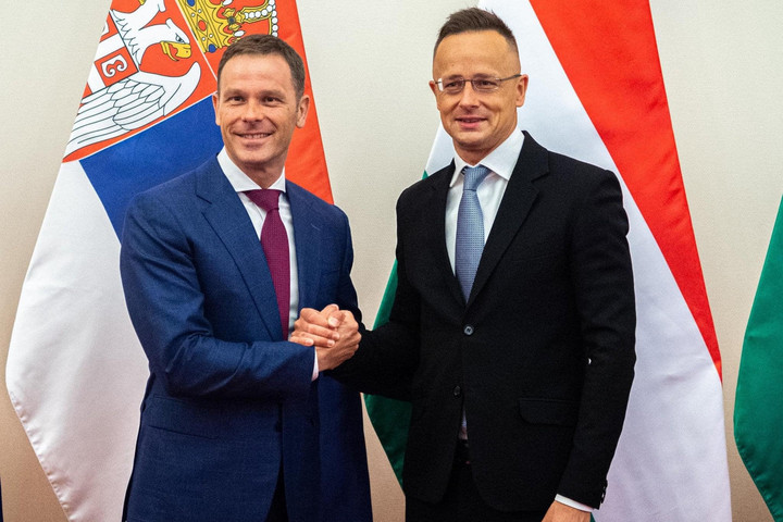 Szijjártó Péter felajánlotta Magyarország segítségét az árvíz sújtotta Szerbiának