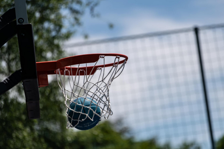 Fotó: Facebook/Dr. Cser-Palkovics András A 3x3-as kosár-válogatottak felkészülését segítő pályát adtak át Székesfehérváron