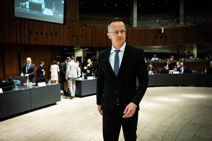 Szijjártó Péter: Nevetséges a felvetés, hogy a BMW Magyarország helyett vigye Romániába a beruházását