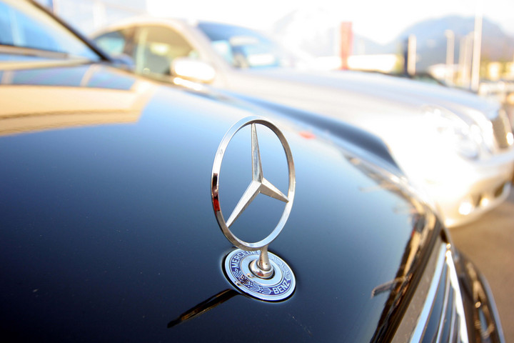 Mit ábrázol valójában a Mercedes autók emblémája?