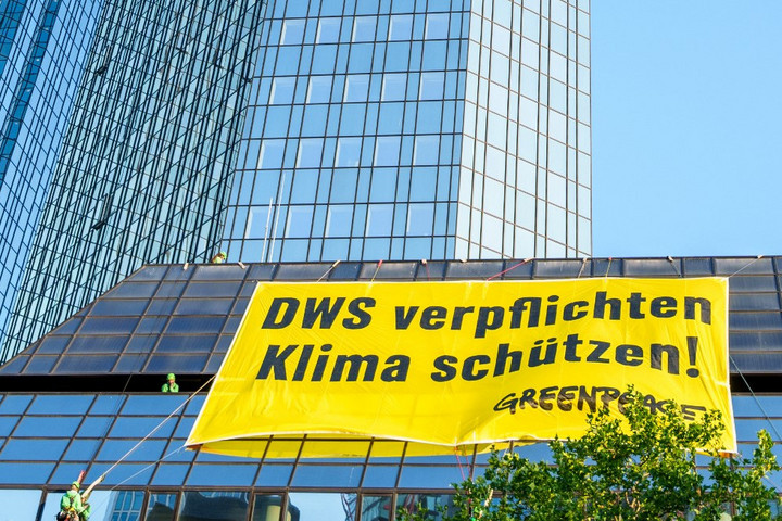 Fotó: ANDREAS ARNOLD / DPA / AFP Környezetvédő aktivisták mászták meg a Deutsche Bank épületét Frankfurtban