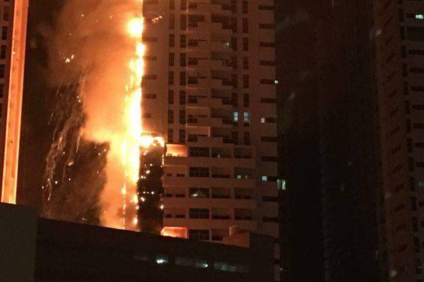 Fotó: Twitter Rémisztő videókon, ahogy hatalmas lángokkal ég egy felhőkarcoló egy arab városban