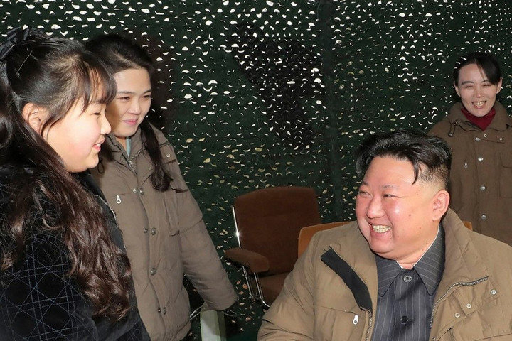 Fotó: STR/KCNA VIA KNS/AFP Phenjan nemsokára sikeresen pályára állítja kémműholdját