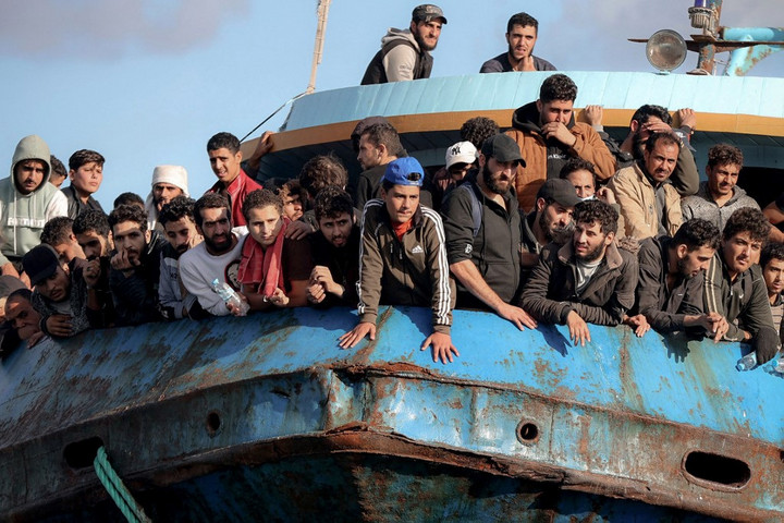 Fotó: COSTAS METAXAKIS / AFP Felborult egy migránsokat szállító halászhajó Görögországban