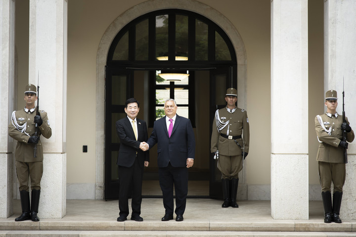 Fotó: MTI/Miniszterelnöki Sajtóiroda/Fischer Zoltán Orbán Viktor a dél-koreai parlament elnökét fogadta