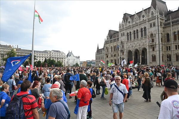 Az új pedagóguséletpálya-törvény ellen tüntettek az Országház előtt