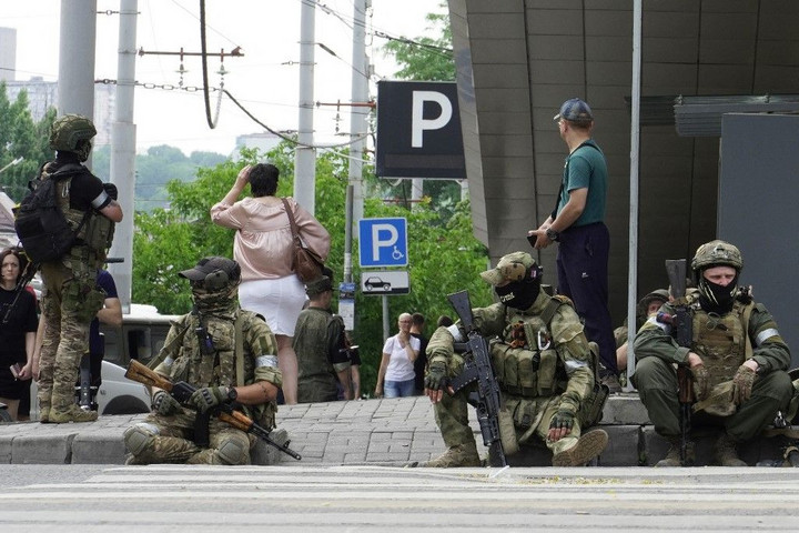 Fotó: AFP/Stringer/ Oroszországban nincs fennakadás a bankok működésében, a devizaárfolyamok némileg visszagyengültek