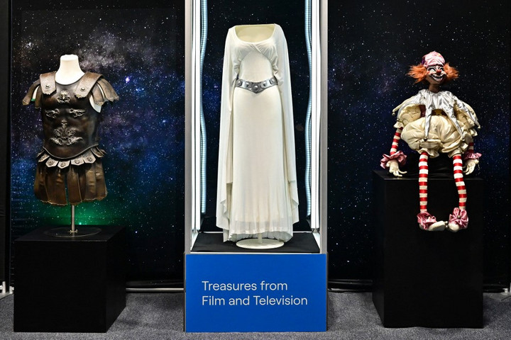 Fotó: FREDERIC J. BROWN / AFP Árverésre bocsájtják Carrie Fisher Leia hercegnő szerepében viselt fehér ruháját