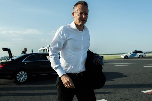 Fotó: Facebook/Szijjártó Péter Szijjártó Péter: A konzulok ezen a héten is mindenben segítik a mérkőzésekre érkező magyar szurkolókat