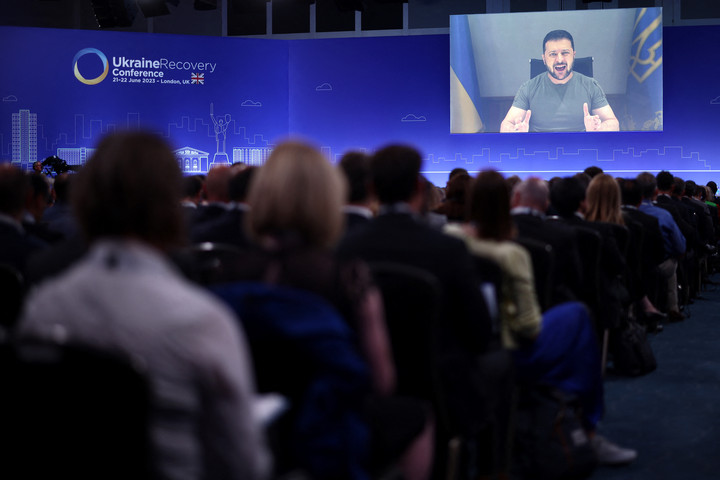Fotó: HENRY NICHOLLS / POOL / AFP Több mint 60 milliárd dollár pénzügyi segítséget ígértek Kijevnek a londoni Ukrajna-konferencia résztvevői