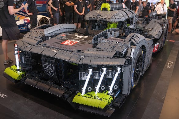 Mindössze 24 óra alatt építették meg Lego elemekből a Peugeot Le Mans modelljét