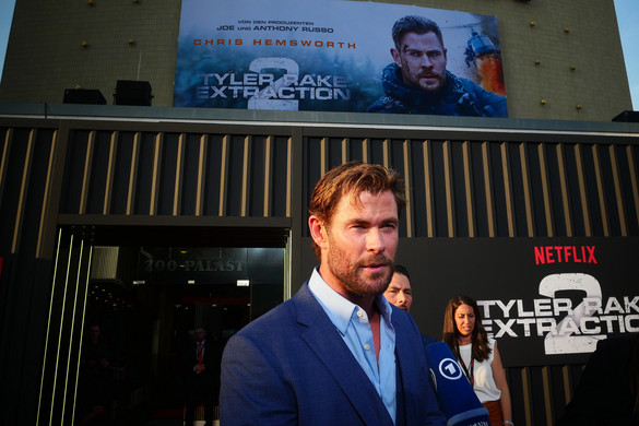 A kamerák előtt gyulladt lángra Chris Hemsworth karja + VIDEÓ