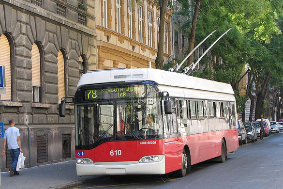 Porig égett egy trolibusz Budapesten