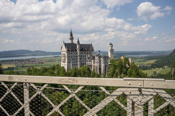 Szakadékba löktek két turistalányt egy bajorországi kastélynál