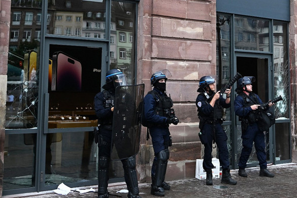 A francia elnök a zavargásokat megfékező párizsi rendfenntartó erőkhöz látogatott