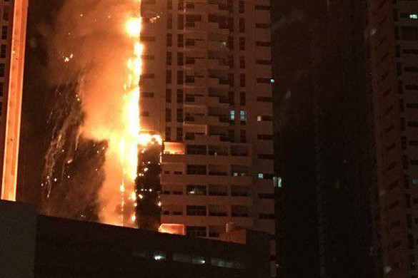 Rémisztő videókon, ahogy hatalmas lángokkal ég egy felhőkarcoló egy arab városban