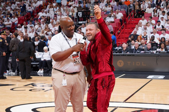 Conor McGregor beállt a kosárpályára, padlót fogott a kabala – VIDEÓ