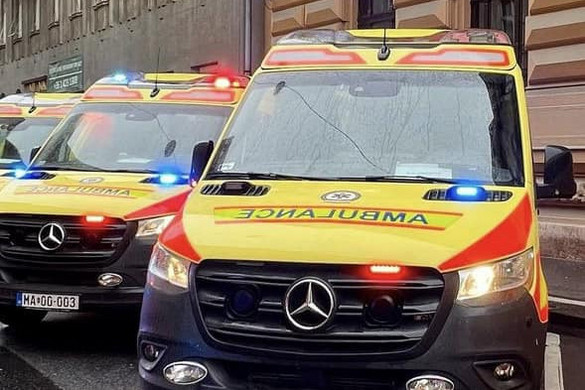 Kirepült a kocsiból a kisbaba, de puha, füves területre esett – nagymamája szerint ennek köszönheti életét