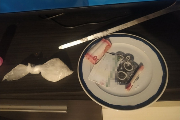 A rendőr előtt szippantotta fel a drogot a díler