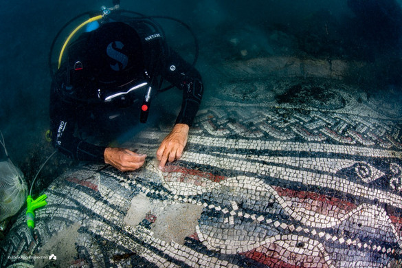 Római mozaikot állítanak helyre a tengerfenéken