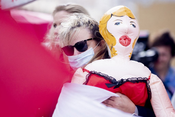 Válni akar a férfi, aki egy szexbabát vett feleségül