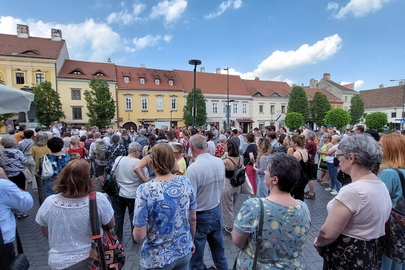 Ezren tüntetnek a Belügyminisztériumnál + VIDEÓ