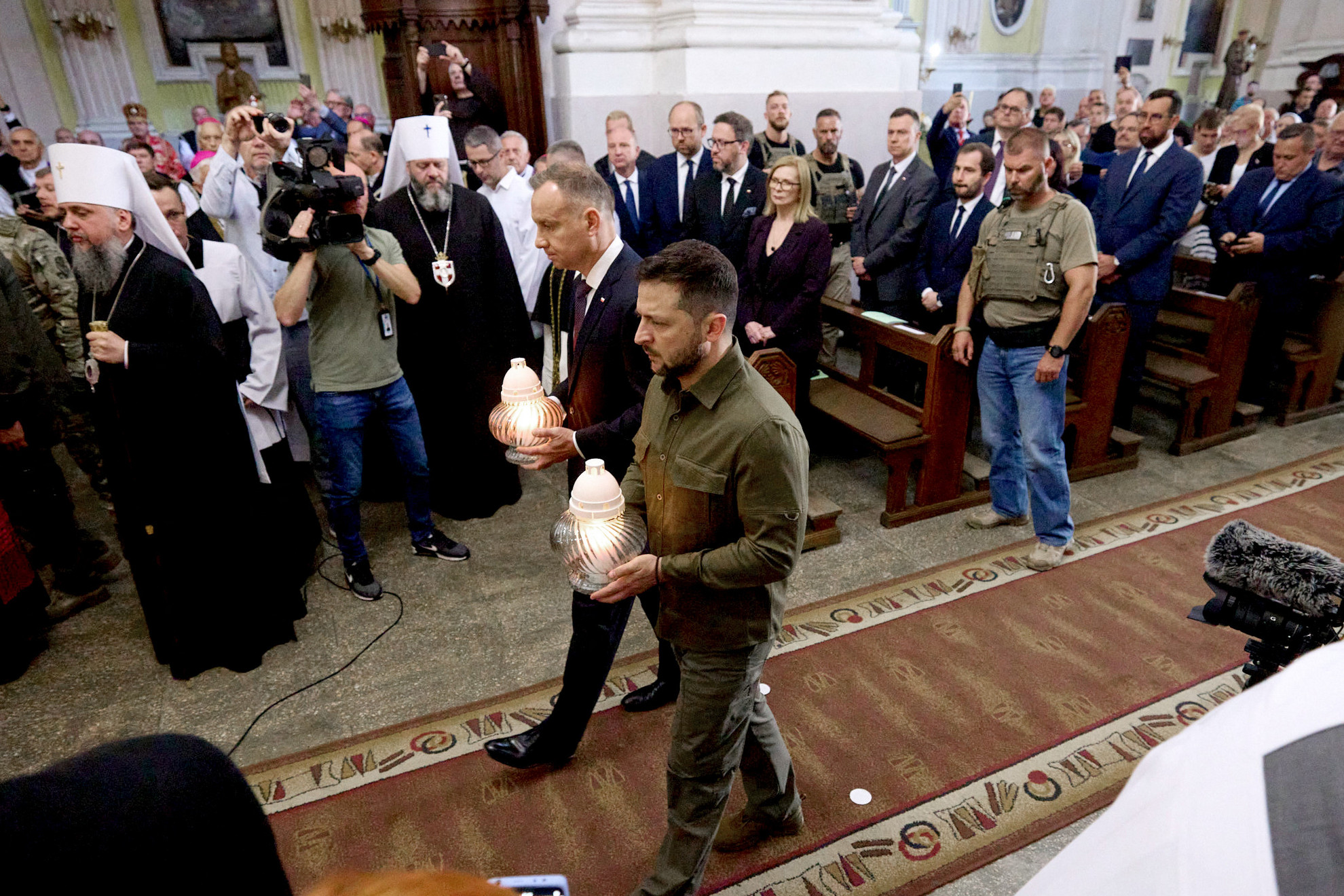 Volodimir Zelenszkij és Andrzej Duda, ukrán és lengyel elnök a volhíniai mészárlása lengyel és az azt követő megtorlás ukrán civil áldozatainak tiszteletére tartott megemlékezésen