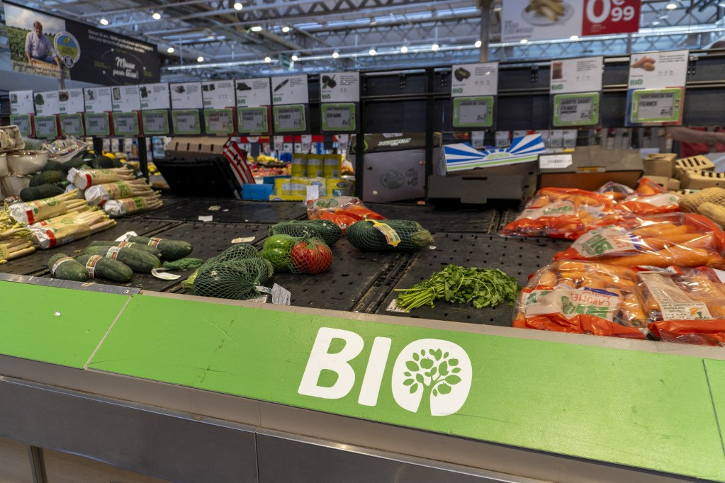 Fotó: Antoine Boureau / Hans Lucas / Hans Lucas via AFP Bio élelmiszerek egy Carrefour szupermarketben, Nyugat-Európában